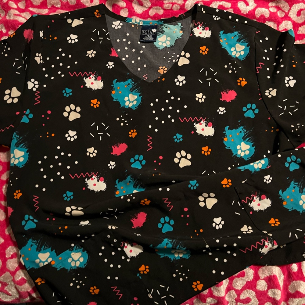 Patterned scrub top